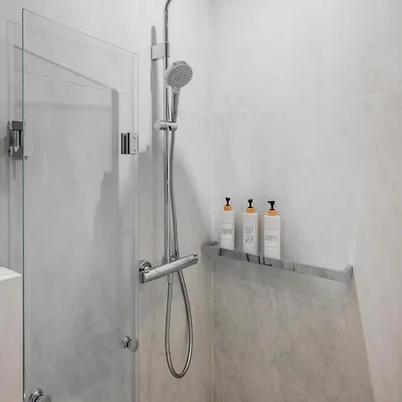 Urban Charm & Comfort - Chic 2bd In Prime Location By Flat Mаnager Apartment *